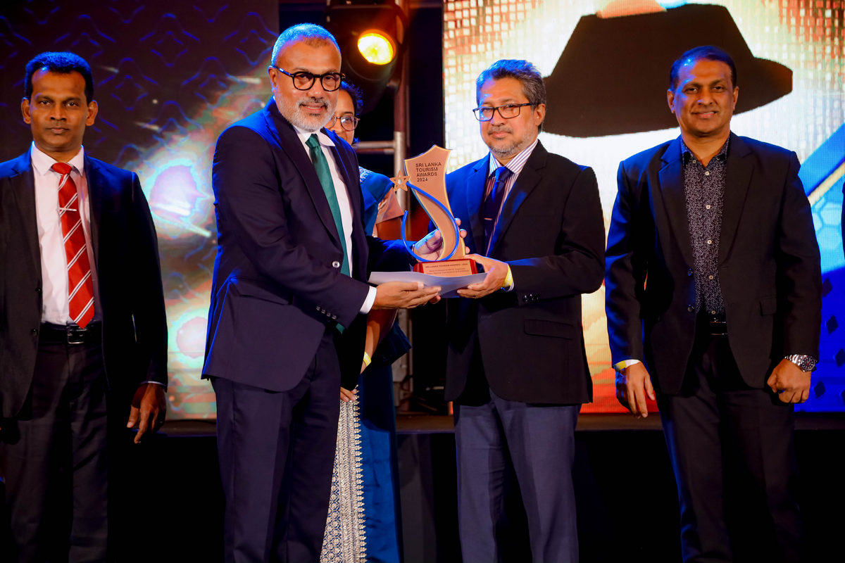 Nalin Jayasundera - Managing Director of Aitken Spence Travels receiving the award